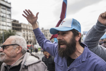 Buenos Aires.- Social organizations were preparing to deploy a camp in front of the Ministry of Social Development when the Police fired gas to disperse today, September 11, 2019 on Avenida 9 de Julio, in the Argentine capital. The protest day had begun earlier. Thousands of members of social organizations had begun to reach the Buenos Aires center and had installed popular pots in various corners to claim food items for community canteens, a 50 percent increase in social programs, and the opening to incorporate new beneficiaries. The extensive police operation had been installed to the Constitution area, where dozens of agents cut lanes on 9 de Julio Avenue and parallel streets to prevent protesters from climbing the highway, as happened in previous protests.