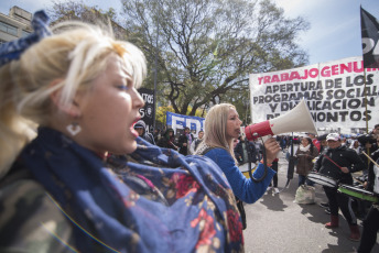 Buenos Aires.- En las imégenes tomadas hoy 4 de septiembre de 2019 manifestantes integrantes de organizaciones sociales reclaman por la sanción de la ley de emergencia alimentaria frente al Ministerio de Desarrollo Social de la Nación, sobre la avenida 9 de julio, la principal arteria de la capital argentina. Más tarde, algunos dirigentes de las agrupaciones se reunirán con diputados opositores, con el propósito de unificar los distintos proyectos de ley sobre emergencia alimentaria que existen en el Congreso.  Según los dirigentes sociales, la convocatoria fue hecha a diputados de todos los bloques, incluyendo al oficialismo.