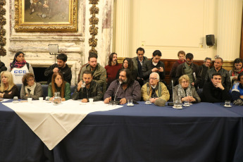 Buenos Aires.- En las imégenes tomadas hoy 4 de septiembre por la tarde en el recinto del Congreso de la Nación Argentina, legisladores de la oposición se reunieron con representantes de organizaciones sociales, que se manifestaron hoy 4 de septiembre de 2019 en reclamo de la sanción de la ley de emergencia alimentaria. En la reunión participaron también dirigentes sindicatos y miembros de la Pastoral social de la Iglesia Católica. En la imágen, con el micrófono, el gremialista Roberto Baradel, Secretario General del Sindicato Unificado de Trabajadores de la Educación de Buenos Aires y de la Central de Trabajadores de la Argentina en la provincia de Buenos Aires, a su izquierda el dirigente de la Confederación de Trabajadores de la Economía Popular (CTEP) Juan Grabois.