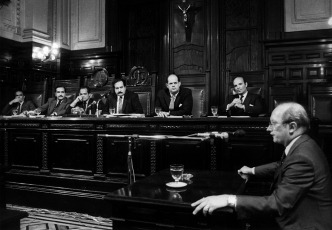 Argentina (1985) .- El tribunal que enjuició a las juntas fue la Cámara Nacional de Apelaciones en lo Criminal y Correccional Federal de la Capital Federal, integrada por los jueces Jorge Torlasco, Ricardo Gil Lavedra, León Carlos Arslanián, Jorge Valerga Araoz, Guillermo Ledesma y Andrés J. D’Alessio. El fiscal fue Julio César Strassera con quien colaboró el fiscal adjunto Luis Gabriel Moreno Ocampo, quienes utilizaron como base probatoria el informe Nunca más realizado por la Comisión Nacional sobre la Desaparición de Personas (Conadep).