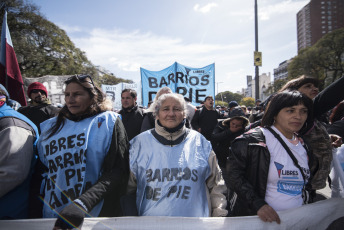 Buenos Aires.- En las imégenes tomadas hoy 4 de septiembre de 2019 manifestantes integrantes de organizaciones sociales reclaman por la sanción de la ley de emergencia alimentaria frente al Ministerio de Desarrollo Social de la Nación, sobre la avenida 9 de julio, la principal arteria de la capital argentina. Más tarde, algunos dirigentes de las agrupaciones se reunirán con diputados opositores, con el propósito de unificar los distintos proyectos de ley sobre emergencia alimentaria que existen en el Congreso.  Según los dirigentes sociales, la convocatoria fue hecha a diputados de todos los bloques, incluyendo al oficialismo.