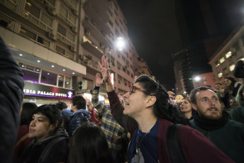 Buenos Aires, Argentina.-  En las imágenes miles de personas se juntaron en la fría noche del viernes 6 de septiembre de 2019 en distntos puntos de Buenos Aires para realizar un "flashmob" en contra del gobierno del Presidente Mauricio Macri, y en particular del Jefe de Gobierno de la Ciudad Autónoma de Buenos Aires, Horacio Rodríguez Larreta, el único político del círculo más cercano a Macri que ganó en su distrito en las últimas elecciones primarias argentinas del 11 de agosto.  El "flashmob" o "multitud relámpago" es una acción organizada en la que un gran grupo de personas se reúne de repente en un lugar público, realizan algo inusual y luego se dispersan rápidamente.  En este caso, la acción consiste en cantar una cumbia que se volvió viral que propone no votar al actual Jefe de Gobierno porteño Horacio Rodríguez Larreta y que dice en su estribillo "Macri ya fue, Vidal ya fue, si vos querés, Larreta también", instando a no votar por el candidato oficialista.