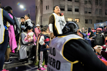 Buenos Aires, Argentina.- Miles de integrantes de organizaciones sociales comenzaron a llegar hasta el centro porteño e instalaron ollas populares en diversas esquinas para reclamar partidas de alimentos para comedores comunitarios, un aumento del 50 por ciento en los programas sociales y la apertura para incorporar nuevos beneficiarios, el 11 de septiembre de 2019. El extenso operativo policial se instaló hasta la zona de Constitución, donde decenas de agentes cortaron carriles de la Avenida 9 de Julio y calles paralelas para evitar que los manifestantes suban a la autopista, como ocurrió en protestas anteriores.