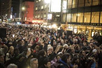 Buenos Aires, Argentina.-  En las imágenes miles de personas se juntaron en la fría noche del viernes 6 de septiembre de 2019 en distntos puntos de Buenos Aires para realizar un "flashmob" en contra del gobierno del Presidente Mauricio Macri, y en particular del Jefe de Gobierno de la Ciudad Autónoma de Buenos Aires, Horacio Rodríguez Larreta, el único político del círculo más cercano a Macri que ganó en su distrito en las últimas elecciones primarias argentinas del 11 de agosto.  El "flashmob" o "multitud relámpago" es una acción organizada en la que un gran grupo de personas se reúne de repente en un lugar público, realizan algo inusual y luego se dispersan rápidamente.  En este caso, la acción consiste en cantar una cumbia que se volvió viral que propone no votar al actual Jefe de Gobierno porteño Horacio Rodríguez Larreta y que dice en su estribillo "Macri ya fue, Vidal ya fue, si vos querés, Larreta también", instando a no votar por el candidato oficialista.