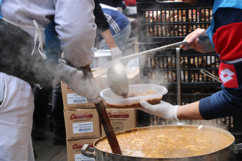 Buenos Aires, Argentina.- En la foto, hoy 11 de septiembre de 2019, en el Día del Maestro en la Argentina, los docentes se mobilizaron en distintos puntos del país convocados por la Confederación de Trabajadores de la Educación (Ctera). Con un desayuno comunitario y con juegos didácticos para toda la familia, los docentes celebraron su día con un pedido particular. "Con hambre no se puede enseñar ni aprender", fue la consigna del acto central por el Día del Maestro y la Maestra que se realizó frente al Cabildo. La jornada de tuvo por objetivo denunciar la situación que se vive en las aulas. "El hambre no espera", repitieron los maestros a lo largo de la mañana.