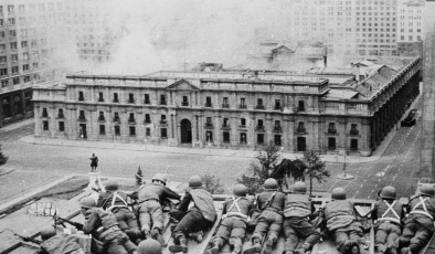 Chile.- Las Fuerzas Armadas chilenas --formadas por la Armada, la Fuerza Aérea y el Ejército-- junto con los carabineros, planearon el golpe militar que terminaría con Allende y el dominio del Gobierno izquierdista. Días antes del golpe, Augusto Pinochet --que ocupaba el cargo de comandante en jefe del Ejército-- decidió unirse al plan golpista y lideró a las tropas en Santiago. Finalmente, el día 11 de septiembre de 1973, hace hoy 46 años, las fuerzas sublevadas tomaron Santiago y exigieron la renuncia de Allende como presidente del Gobierno. Este se negó y se atrincheró junto a varios de sus hombres en el Palacio de la Moneda ante el fuerte asedio de los militares. Tras soportar un intenso bombardeo, Allende obligó a sus hombres a dejar las armas y rendirse ante los sublevados. El presidente, que debía ser el último en salir, decidió suicidarse antes que entregarse a los militares y se pegó un tiro a si mismo con una AK-47, aunque para algunos historiadores, fue asesinado. En la imágen, el bombardeo a la Casa de la Moneda, en Santiago de Chile, sede del Ejecutivo chileno.