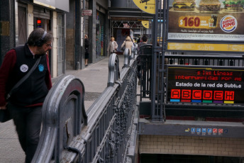 Buenos Aires, Argentina.- Los trabajadores de subte de Buenos Aires no llegaron a un acuerdo y realizaron un paro en todas las líneas este viernes de 13 a 17 horas. Los delegados gremiales reclamaron mayor cantidad de personal en la Línea E y el funcionamiento de más trenes en la línea E donde, según un comunicado de los delegados de 23 coches, funcionan sólo 11. La empresa concecionaria Metrovías respondió también mediante un comunicado que "la dotación de dicha línea se encuentra completa, y resulta suficiente para brindar una adecuada asistencia a los usuarios".