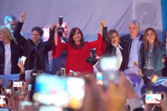 La Plata.- En la foto la candidata a vicepresidenta por el Frente de Todos, Cristina Fernández de Kirchner, afirmó hoy 31 de agosto que ¨sabía¨ que su espacio iba a ganar, pero ¨no se imaginaba por tanta diferencia¨, al exponer en la Facultad de Periodismo de la Universidad Nacional de La Plata, donde presentó su libro, ¨Sinceramente¨.