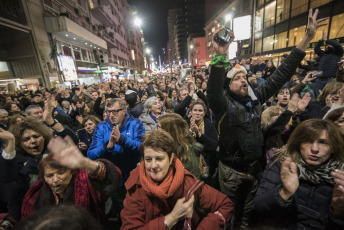 Buenos Aires, Argentina.-  En las imágenes miles de personas se juntaron en la fría noche del viernes 6 de septiembre de 2019 en distntos puntos de Buenos Aires para realizar un "flashmob" en contra del gobierno del Presidente Mauricio Macri, y en particular del Jefe de Gobierno de la Ciudad Autónoma de Buenos Aires, Horacio Rodríguez Larreta, el único político del círculo más cercano a Macri que ganó en su distrito en las últimas elecciones primarias argentinas del 11 de agosto.  El "flashmob" o "multitud relámpago" es una acción organizada en la que un gran grupo de personas se reúne de repente en un lugar público, realizan algo inusual y luego se dispersan rápidamente.  En este caso, la acción consiste en cantar una cumbia que se volvió viral que propone no votar al actual Jefe de Gobierno porteño Horacio Rodríguez Larreta y que dice en su estribillo "Macri ya fue, Vidal ya fue, si vos querés, Larreta también", instando a no votar por el candidato oficialista.