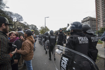 Buenos Aires.- Organizaciones sociales se disponían a desplegar un acampe frente al Ministerio de Desarrollo Social cuando la Policía tiró gases para dispersar hoy miércoles 11 de septiembre de 2019 en la Avenida 9 de julio, de la capital Argentina.  La jornada de protesta había comenzado más temprano. Miles de integrantes de organizaciones sociales habían comenzado a llegar hasta el centro porteño y habían instalado ollas populares en diversas esquinas para reclamar partidas de alimentos para comedores comunitarios, un aumento del 50 por ciento en los programas sociales, y la apertura para incorporar nuevos beneficiarios.  El extenso operativo policial se había instalado hasta la zona de Constitución, donde decenas de agentes cortaron carriles de la avenida 9 de Julio y calles paralelas para evitar que los manifestantes suban a la autopista, como ocurrió en protestas anteriores.