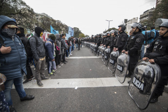 Buenos Aires.- Social organizations were preparing to deploy a camp in front of the Ministry of Social Development when the Police fired gas to disperse today, September 11, 2019 on Avenida 9 de Julio, in the Argentine capital. The protest day had begun earlier. Thousands of members of social organizations had begun to reach the Buenos Aires center and had installed popular pots in various corners to claim food items for community canteens, a 50 percent increase in social programs, and the opening to incorporate new beneficiaries. The extensive police operation had been installed to the Constitution area, where dozens of agents cut lanes on 9 de Julio Avenue and parallel streets to prevent protesters from climbing the highway, as happened in previous protests.