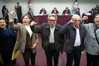 Lima, Perú.- En la foto de archivo, Abimael Guzmán, líder del grupo terrorista Sendero Luminoso levanta el puño al comienzo de su juicio en Lima, el 5 de noviembre de 2004, de izquierda a derecha, Margie Clavo, Elena Iparraguirre, Víctor Zavala y Angélica Salas.