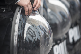 Buenos Aires.- Organizaciones sociales se disponían a desplegar un acampe frente al Ministerio de Desarrollo Social cuando la Policía tiró gases para dispersar hoy miércoles 11 de septiembre de 2019 en la Avenida 9 de julio, de la capital Argentina.  La jornada de protesta había comenzado más temprano. Miles de integrantes de organizaciones sociales habían comenzado a llegar hasta el centro porteño y habían instalado ollas populares en diversas esquinas para reclamar partidas de alimentos para comedores comunitarios, un aumento del 50 por ciento en los programas sociales, y la apertura para incorporar nuevos beneficiarios.  El extenso operativo policial se había instalado hasta la zona de Constitución, donde decenas de agentes cortaron carriles de la avenida 9 de Julio y calles paralelas para evitar que los manifestantes suban a la autopista, como ocurrió en protestas anteriores.