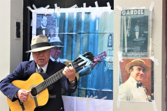 Buenos Aires, Argentina.- In the images taken on Sunday, September 8, 2019 on the way to the fair and taking advantage of the large tourist influx, an infinity of street artists is installed, where tango singers and bandoneonists predominate, and all kinds of performance .