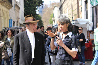 Buenos Aires, Argentina.- En las imágenes tomadas el domingo 8 de sptiembre de 2019 camino a la feria y aprovechando la gran afluencia turística, se instala una infinidad de artistas callejeros, donde predominan los cantantes de tango y bandoneonistas, y todo tipo de performance.