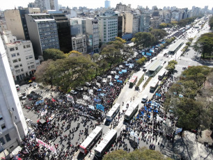 Buenos Aires.- En las imégenes tomadas con drone hoy 4 de septiembre de 2019 manifestantes integrantes de organizaciones sociales se movilizan en reclamo de la sanción de la ley de emergencia alimentaria en las inmediaciones del Ministerio de Desarrollo Social de la Nación, sobre la avenida 9 de julio, la principal arteria de la capital argentina. En la fachada del edificio se observa una imágen de Eva Duarte de Perón, conocida popularmente como "Evita" y "la abanderada de los humildes".