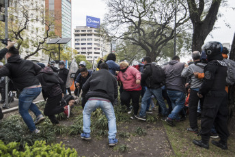 Buenos Aires.- Organizaciones sociales se disponían a desplegar un acampe frente al Ministerio de Desarrollo Social cuando la Policía tiró gases para dispersar hoy miércoles 11 de septiembre de 2019 en la Avenida 9 de julio, de la capital Argentina.  La jornada de protesta había comenzado más temprano. Miles de integrantes de organizaciones sociales habían comenzado a llegar hasta el centro porteño y habían instalado ollas populares en diversas esquinas para reclamar partidas de alimentos para comedores comunitarios, un aumento del 50 por ciento en los programas sociales, y la apertura para incorporar nuevos beneficiarios.  El extenso operativo policial se había instalado hasta la zona de Constitución, donde decenas de agentes cortaron carriles de la avenida 9 de Julio y calles paralelas para evitar que los manifestantes suban a la autopista, como ocurrió en protestas anteriores.