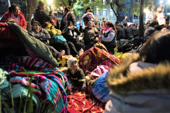 Buenos Aires, Argentina.- Miles de integrantes de organizaciones sociales comenzaron a llegar hasta el centro porteño e instalaron ollas populares en diversas esquinas para reclamar partidas de alimentos para comedores comunitarios, un aumento del 50 por ciento en los programas sociales y la apertura para incorporar nuevos beneficiarios, el 11 de septiembre de 2019. El extenso operativo policial se instaló hasta la zona de Constitución, donde decenas de agentes cortaron carriles de la Avenida 9 de Julio y calles paralelas para evitar que los manifestantes suban a la autopista, como ocurrió en protestas anteriores.