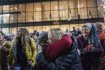 Buenos Aires, Argentina.-  En las imágenes miles de personas se juntaron en la fría noche del viernes 6 de septiembre de 2019 en distntos puntos de Buenos Aires para realizar un "flashmob" en contra del gobierno del Presidente Mauricio Macri, y en particular del Jefe de Gobierno de la Ciudad Autónoma de Buenos Aires, Horacio Rodríguez Larreta, el único político del círculo más cercano a Macri que ganó en su distrito en las últimas elecciones primarias argentinas del 11 de agosto.  El "flashmob" o "multitud relámpago" es una acción organizada en la que un gran grupo de personas se reúne de repente en un lugar público, realizan algo inusual y luego se dispersan rápidamente.  En este caso, la acción consiste en cantar una cumbia que se volvió viral que propone no votar al actual Jefe de Gobierno porteño Horacio Rodríguez Larreta y que dice en su estribillo "Macri ya fue, Vidal ya fue, si vos querés, Larreta también", instando a no votar por el candidato oficialista.