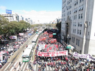 Buenos Aires.- En las imégenes tomadas con drone hoy 4 de septiembre de 2019 manifestantes integrantes de organizaciones sociales se movilizan en reclamo de la sanción de la ley de emergencia alimentaria en las inmediaciones del Ministerio de Desarrollo Social de la Nación, sobre la avenida 9 de julio, la principal arteria de la capital argentina. En la fachada del edificio se observa una imágen de Eva Duarte de Perón, conocida popularmente como "Evita" y "la abanderada de los humildes".