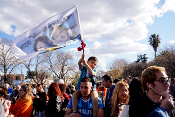 La Plata, Buenos Aires.- The candidate for vice president of Argentina for the Front of All, Cristina Fernández de Kirchner, presented yesterday, August 31, 2019 at the Faculty of Journalism of the National University of La Plata her book "Sincermente". The followers of their space, especially young people, approached early with all kinds of "merchandising" typical of the "Peronist liturgy." T-shirts, hats, pins and flags were sold in the vicinity of the Faculty of Journalism, from where it was dean until a few months ago who now has high chances of being the next mayor of the city of La Plata, the Capital of the province of Buenos Aires, Florencia Saintout, who accompanied her in her presentation, along with the provincial governor candidate Axel Kicillof.