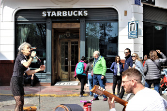 Buenos Aires, Argentina.- En las imágenes tomadas el domingo 8 de sptiembre de 2019 camino a la feria y aprovechando la gran afluencia turística, se instala una infinidad de artistas callejeros, donde predominan los cantantes de tango y bandoneonistas, y todo tipo de performance.