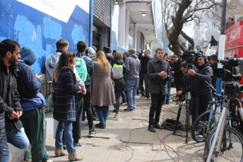 La Plata, Argentina.- En la imágen tomada hoy 6 de septiembre de 2019, decenas de simpatizantes de Gimnasia Esgrima La Plata se acercaran a la sede del club en la ciudad de La Plata, después de que se confirmara que Diego Armando Maradona  será el nuevo Director Técnico del equipo de fútbol de primera división.  La Institución comunicó que solo ingresarian al estadio aquellos que sean socios de la entidad, lo que impusó a que muchos quisieran asegurarse un lugar en las tribunas. Muchos de los nuevos socios han declarado no ser simpatizantes del club platense, pero el amor de muchos argentinos por Maradona supera esta barreras. Gimnasia y Esgrima La Plata es un modesto club de la ciudad de La Plata, la capital de la provincia de Buenos Aires, que aunque es uno de los clubes de fútbol más antiguos de la Argentina, nunca ha obtenido un campeonato oficial de primera división y actualmente pelea por no descender a segunda división.