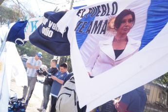 La Plata, Buenos Aires.- The candidate for vice president of Argentina for the Front of All, Cristina Fernández de Kirchner, presented yesterday, August 31, 2019 at the Faculty of Journalism of the National University of La Plata her book "Sincermente". The followers of their space, especially young people, approached early with all kinds of "merchandising" typical of the "Peronist liturgy." T-shirts, hats, pins and flags were sold in the vicinity of the Faculty of Journalism, from where it was dean until a few months ago who now has high chances of being the next mayor of the city of La Plata, the Capital of the province of Buenos Aires, Florencia Saintout, who accompanied her in her presentation, along with the provincial governor candidate Axel Kicillof.