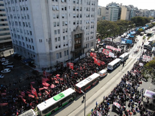 Buenos Aires.- En las imégenes tomadas con drone hoy 4 de septiembre de 2019 manifestantes integrantes de organizaciones sociales se movilizan en reclamo de la sanción de la ley de emergencia alimentaria en las inmediaciones del Ministerio de Desarrollo Social de la Nación, sobre la avenida 9 de julio, la principal arteria de la capital argentina. En la fachada del edificio se observa una imágen de Eva Duarte de Perón, conocida popularmente como "Evita" y "la abanderada de los humildes".