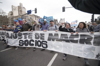 Buenos Aires.- Social organizations were preparing to deploy a camp in front of the Ministry of Social Development when the Police fired gas to disperse today, September 11, 2019 on Avenida 9 de Julio, in the Argentine capital. The protest day had begun earlier. Thousands of members of social organizations had begun to reach the Buenos Aires center and had installed popular pots in various corners to claim food items for community canteens, a 50 percent increase in social programs, and the opening to incorporate new beneficiaries. The extensive police operation had been installed to the Constitution area, where dozens of agents cut lanes on 9 de Julio Avenue and parallel streets to prevent protesters from climbing the highway, as happened in previous protests.