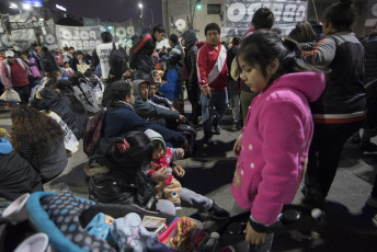 Buenos Aires, Argentina.- Miles de integrantes de organizaciones sociales comenzaron a llegar hasta el centro porteño e instalaron ollas populares en diversas esquinas para reclamar partidas de alimentos para comedores comunitarios, un aumento del 50 por ciento en los programas sociales y la apertura para incorporar nuevos beneficiarios, el 11 de septiembre de 2019. El extenso operativo policial se instaló hasta la zona de Constitución, donde decenas de agentes cortaron carriles de la Avenida 9 de Julio y calles paralelas para evitar que los manifestantes suban a la autopista, como ocurrió en protestas anteriores.