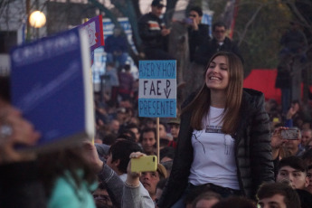 La Plata, Buenos Aires.- La candidata a vicepresidenta de la Argentina por el Frente de Todos, Cristina Fernández de Kirchner, presentó ayer 31 de agosto de 2019 en la Facultad de Periodismo de la Universidad Nacional de La Plata su libro ¨Sinceramente¨. Los seguidores de su espacio, en especial jóvenes, se acercaron desde temprano con todo tipo de "merchandising" propio de la "liturgia peronista".  Remeras, gorros, prendedores y banderas se vendían en las inmediaciones de la Facultad de Periodismo, de donde fue decana hasta hace unos meses quien ahora tiene altas chances de ser la próxima intendenta de la ciudad de La Plata, la Capital de la provincia de Buenos Aires, Florencia Saintout, quien la acompaño en su presentación, junto al candidato a gobernador provincial Axel Kicillof.