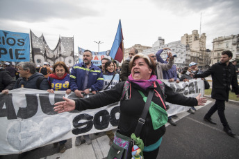 Buenos Aires.- Organizaciones sociales se disponían a desplegar un acampe frente al Ministerio de Desarrollo Social cuando la Policía tiró gases para dispersar hoy miércoles 11 de septiembre de 2019 en la Avenida 9 de julio, de la capital Argentina.  La jornada de protesta había comenzado más temprano. Miles de integrantes de organizaciones sociales habían comenzado a llegar hasta el centro porteño y habían instalado ollas populares en diversas esquinas para reclamar partidas de alimentos para comedores comunitarios, un aumento del 50 por ciento en los programas sociales, y la apertura para incorporar nuevos beneficiarios.  El extenso operativo policial se había instalado hasta la zona de Constitución, donde decenas de agentes cortaron carriles de la avenida 9 de Julio y calles paralelas para evitar que los manifestantes suban a la autopista, como ocurrió en protestas anteriores.