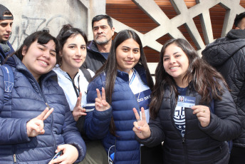 La Plata, Argentina.- En la imágen tomada hoy 6 de septiembre de 2019, decenas de simpatizantes de Gimnasia Esgrima La Plata se acercaran a la sede del club en la ciudad de La Plata, después de que se confirmara que Diego Armando Maradona  será el nuevo Director Técnico del equipo de fútbol de primera división.  La Institución comunicó que solo ingresarian al estadio aquellos que sean socios de la entidad, lo que impusó a que muchos quisieran asegurarse un lugar en las tribunas. Muchos de los nuevos socios han declarado no ser simpatizantes del club platense, pero el amor de muchos argentinos por Maradona supera esta barreras. Gimnasia y Esgrima La Plata es un modesto club de la ciudad de La Plata, la capital de la provincia de Buenos Aires, que aunque es uno de los clubes de fútbol más antiguos de la Argentina, nunca ha obtenido un campeonato oficial de primera división y actualmente pelea por no descender a segunda división.