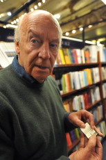 Buenos Aires.- En la foto de archivo del  23 de abril de 2012 el escritor uruguayo Eduardo Galeano en una sesión de fotos en la librería El Ateneó durante una visita en Buenos Aires para presentar su libro  "Los hijos de los días".