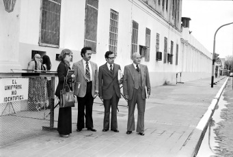 Buenos Aires (SEPTIEMBRE DE 1979) .- En la imágen, tomada en septiembre de 1979, los representantes de la CIDH en instalaciones militares o policiales no identificadas, donde un cartel reza "el uniforme no identifica", en una época donde los grupos armados de izquierda solian realizar copamientos de cuarteles militares, ya sea para hacerse con armas como para liberar presos políticos, con uniformes policiales o militares. Podría tratarse de alguno de los centros clandestinos de detención que visitó la CIDH durante su visita, como La Rivera y La Perla, en Córdoba y El Atlético, el Olimpo y la ESMA en Buenos Aires, que habían sido “acondicionados” para recibir a los miembros de este organismo.