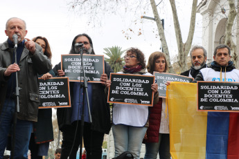 Buenos Aires, Argentina.- En la foto, hoy 11 de septiembre de 2019, en el Día del Maestro en la Argentina, los docentes se mobilizaron en distintos puntos del país convocados por la Confederación de Trabajadores de la Educación (Ctera). Cargaron carteles en solidaridad a los docentes colombianos quienes hacen algunas semanas denunciaron hostigamientos, amenazas y asesinatos contra los líderes sociales, entre ellos, los maestros. Con un desayuno comunitario y con juegos didácticos para toda la familia, los docentes celebraron su día con un pedido particular. "Con hambre no se puede enseñar ni aprender", fue la consigna del acto central por el Día del Maestro y la Maestra que se realizó frente al Cabildo. La jornada de tuvo por objetivo denunciar la situación que se vive en las aulas. "El hambre no espera", repitieron los maestros a lo largo de la mañana.