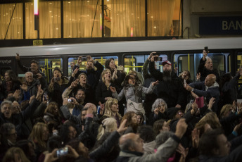 Buenos Aires, Argentina.-  En las imágenes miles de personas se juntaron en la fría noche del viernes 6 de septiembre de 2019 en distntos puntos de Buenos Aires para realizar un "flashmob" en contra del gobierno del Presidente Mauricio Macri, y en particular del Jefe de Gobierno de la Ciudad Autónoma de Buenos Aires, Horacio Rodríguez Larreta, el único político del círculo más cercano a Macri que ganó en su distrito en las últimas elecciones primarias argentinas del 11 de agosto.  El "flashmob" o "multitud relámpago" es una acción organizada en la que un gran grupo de personas se reúne de repente en un lugar público, realizan algo inusual y luego se dispersan rápidamente.  En este caso, la acción consiste en cantar una cumbia que se volvió viral que propone no votar al actual Jefe de Gobierno porteño Horacio Rodríguez Larreta y que dice en su estribillo "Macri ya fue, Vidal ya fue, si vos querés, Larreta también", instando a no votar por el candidato oficialista.