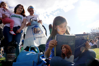 La Plata, Buenos Aires.- La candidata a vicepresidenta de la Argentina por el Frente de Todos, Cristina Fernández de Kirchner, presentó ayer 31 de agosto de 2019 en la Facultad de Periodismo de la Universidad Nacional de La Plata su libro ¨Sinceramente¨. Los seguidores de su espacio, en especial jóvenes, se acercaron desde temprano con todo tipo de "merchandising" propio de la "liturgia peronista".  Remeras, gorros, prendedores y banderas se vendían en las inmediaciones de la Facultad de Periodismo, de donde fue decana hasta hace unos meses quien ahora tiene altas chances de ser la próxima intendenta de la ciudad de La Plata, la Capital de la provincia de Buenos Aires, Florencia Saintout, quien la acompaño en su presentación, junto al candidato a gobernador provincial Axel Kicillof.