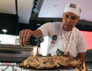 Buenos Aires, Argentina.- Hoy martes 10 de septiembre de 2019 se realiza "la noche de las pizzerías", un evento organizado por APPYCE, la Asociación de Propietarios de Pizzerías y Casas de Empanadas de la República Argentina, donde los clientes obtendrán el beneficio de un 50