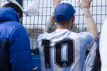 La Plata, Argentina.- En las imágenes tomadas hoy domingo 8 de septiembre de 2019 los simpatizantes del club que comenzó a dirigir el ex capitán de la selección argentina de fútbol Diego Armando Maradona, Gimnasia y Esgrima La Plata, que colmaron su estadio para recibir al ídolo en La Plata, la capital de la provincia de Buenos Aires, al sur de la Capital de Argentina. Desde temprano los simpatizantes comenzaron a llegar al estadio, en la zona del bosque de La Plata, en lo que era el primer entrenamiento del equipo de primera división del club dirigido por Maradona a puertas abiertas, que pelea el descenso y esta último en la tabla de posiciones  del campeonato de primera división del fútbol argentino.