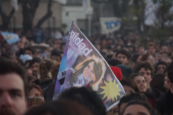 La Plata, Buenos Aires.- La candidata a vicepresidenta de la Argentina por el Frente de Todos, Cristina Fernández de Kirchner, presentó ayer 31 de agosto de 2019 en la Facultad de Periodismo de la Universidad Nacional de La Plata su libro ¨Sinceramente¨. Los seguidores de su espacio, en especial jóvenes, se acercaron desde temprano con todo tipo de "merchandising" propio de la "liturgia peronista".  Remeras, gorros, prendedores y banderas se vendían en las inmediaciones de la Facultad de Periodismo, de donde fue decana hasta hace unos meses quien ahora tiene altas chances de ser la próxima intendenta de la ciudad de La Plata, la Capital de la provincia de Buenos Aires, Florencia Saintout, quien la acompaño en su presentación, junto al candidato a gobernador provincial Axel Kicillof.