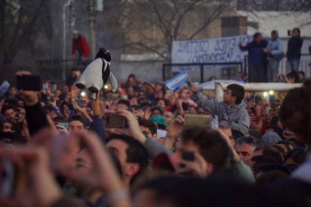 La Plata, Buenos Aires.- The candidate for vice president of Argentina for the Front of All, Cristina Fernández de Kirchner, presented yesterday, August 31, 2019 at the Faculty of Journalism of the National University of La Plata her book "Sincermente". The followers of their space, especially young people, approached early with all kinds of "merchandising" typical of the "Peronist liturgy." T-shirts, hats, pins and flags were sold in the vicinity of the Faculty of Journalism, from where it was dean until a few months ago who now has high chances of being the next mayor of the city of La Plata, the Capital of the province of Buenos Aires, Florencia Saintout, who accompanied her in her presentation, along with the provincial governor candidate Axel Kicillof.