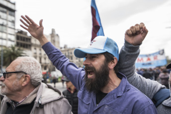 Buenos Aires.- Organizaciones sociales se disponían a desplegar un acampe frente al Ministerio de Desarrollo Social cuando la Policía tiró gases para dispersar hoy miércoles 11 de septiembre de 2019 en la Avenida 9 de julio, de la capital Argentina.  La jornada de protesta había comenzado más temprano. Miles de integrantes de organizaciones sociales habían comenzado a llegar hasta el centro porteño y habían instalado ollas populares en diversas esquinas para reclamar partidas de alimentos para comedores comunitarios, un aumento del 50 por ciento en los programas sociales, y la apertura para incorporar nuevos beneficiarios.  El extenso operativo policial se había instalado hasta la zona de Constitución, donde decenas de agentes cortaron carriles de la avenida 9 de Julio y calles paralelas para evitar que los manifestantes suban a la autopista, como ocurrió en protestas anteriores.