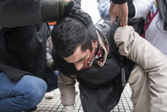 Buenos Aires.- Social organizations were preparing to deploy a camp in front of the Ministry of Social Development when the Police fired gas to disperse today, September 11, 2019 on Avenida 9 de Julio, in the Argentine capital. The protest day had begun earlier. Thousands of members of social organizations had begun to reach the Buenos Aires center and had installed popular pots in various corners to claim food items for community canteens, a 50 percent increase in social programs, and the opening to incorporate new beneficiaries. The extensive police operation had been installed to the Constitution area, where dozens of agents cut lanes on 9 de Julio Avenue and parallel streets to prevent protesters from climbing the highway, as happened in previous protests.