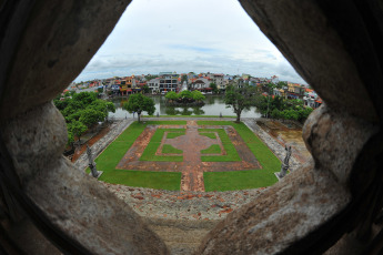 Vetnam.- La catedral de piedra Phat Diem, ubicada en el distrito Kim Son de la provincia norteña de Ninh Binh, a unos 120 km al sur de Hanoi, es una de las iglesias más famosas y hermosas de Vietnam. Construida durante 24 años consecutivos desde 1875 hasta 1898, la iglesia católica tiene una arquitectura especial, una mezcla de los estilos arquitectónicos de las iglesias occidentales y los edificios religiosos vietnamitas, como casas comunales, pagodas y templos. La catedral tiene 74 metros de largo, 21 metros de ancho y 15 metros de alto con cuatro techos, reproduciendo los techos de pagodas vietnamitas. Además de la catedral, hay otras seis estructuras en el complejo, incluida una capilla de piedra y un elegante campanario. Todo este complejo se extiende sobre un área de 6.1 ha.