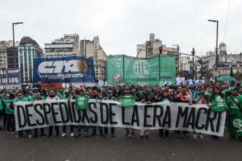 Buenos Aires, Argentina.- En la foto, gremios estatales paran hoy martes 10 de septiembre de 2019 en toda la Argentina y marchan en el centro de la ciudad de Buenos Aires en reclamo de la reapertura de paritarias y la reincorporación de empleados despedidos. Podría haber demoras y cancelaciones en los vuelos de todos los aeropuertos del país. El paro comenzó a las 0 del martes mientras que las concentraciones arrancaron a las 10. Quizás la más numerosa transcurre en la esquina de Esmeralda y Diagonal Norte. Desde allí todos los gremios marcharán hacia la Secretaría de Hacienda y la Secretaría de Modernización.