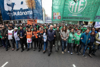 Buenos Aires, Argentina.- En la foto, gremios estatales paran hoy martes 10 de septiembre de 2019 en toda la Argentina y marchan en el centro de la ciudad de Buenos Aires en reclamo de la reapertura de paritarias y la reincorporación de empleados despedidos. Podría haber demoras y cancelaciones en los vuelos de todos los aeropuertos del país. El paro comenzó a las 0 del martes mientras que las concentraciones arrancaron a las 10. Quizás la más numerosa transcurre en la esquina de Esmeralda y Diagonal Norte. Desde allí todos los gremios marcharán hacia la Secretaría de Hacienda y la Secretaría de Modernización.