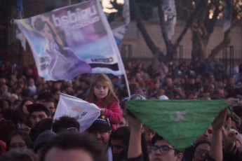 La Plata, Buenos Aires.- La candidata a vicepresidenta de la Argentina por el Frente de Todos, Cristina Fernández de Kirchner, presentó ayer 31 de agosto de 2019 en la Facultad de Periodismo de la Universidad Nacional de La Plata su libro ¨Sinceramente¨. Los seguidores de su espacio, en especial jóvenes, se acercaron desde temprano con todo tipo de "merchandising" propio de la "liturgia peronista".  Remeras, gorros, prendedores y banderas se vendían en las inmediaciones de la Facultad de Periodismo, de donde fue decana hasta hace unos meses quien ahora tiene altas chances de ser la próxima intendenta de la ciudad de La Plata, la Capital de la provincia de Buenos Aires, Florencia Saintout, quien la acompaño en su presentación, junto al candidato a gobernador provincial Axel Kicillof.