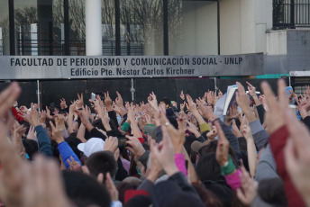 La Plata, Buenos Aires.- The candidate for vice president of Argentina for the Front of All, Cristina Fernández de Kirchner, presented yesterday, August 31, 2019 at the Faculty of Journalism of the National University of La Plata her book "Sincermente". The followers of their space, especially young people, approached early with all kinds of "merchandising" typical of the "Peronist liturgy." T-shirts, hats, pins and flags were sold in the vicinity of the Faculty of Journalism, from where it was dean until a few months ago who now has high chances of being the next mayor of the city of La Plata, the Capital of the province of Buenos Aires, Florencia Saintout, who accompanied her in her presentation, along with the provincial governor candidate Axel Kicillof.